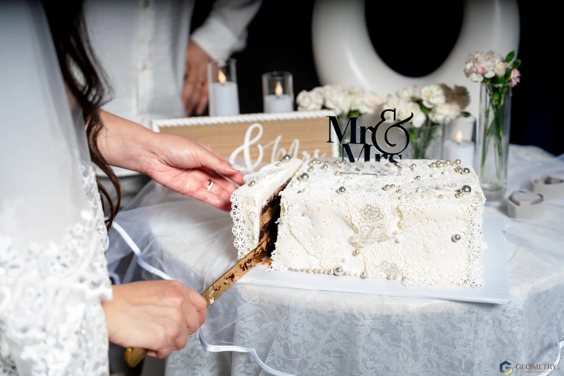 Wedding cake and personalized table details